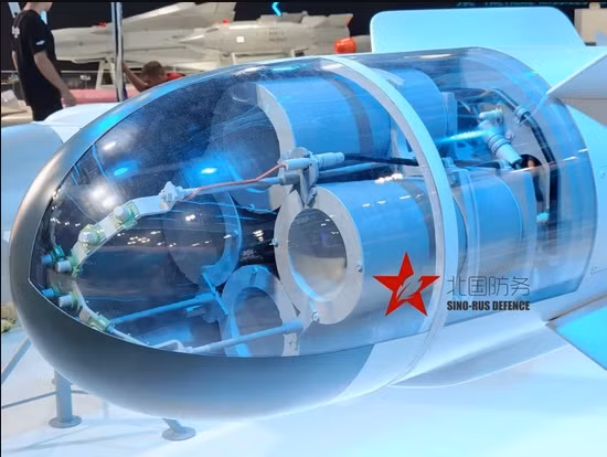 Khách hàng tham quan triển lãm MAKS 2021 có thể nhìn thấy rõ tên lửa Kh-59MKM, được trưng bày dưới dạng một mặt cắt trong suốt, cho thấy trực quan hai phần chính của thân tên lửa. Đầu tiên là 4 đầu đạn nhỏ phía trên đầu tên lửa, nặng 40 kg; tiếp theo là đầu đạn chính ở giữa quả tên lửa, nặng 320 kg.