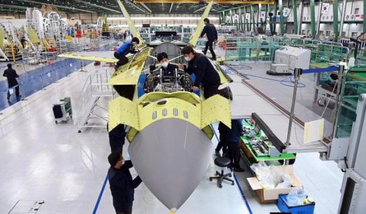 Chương trình tiêm kích KF-X bắt đầu 4 năm trước khi Mỹ đưa F-22 Raptor vào biên chế, máy bay chiến đấu thế hệ thứ 5 đầu tiên của Hàn Quốc là sự hớp tác của KAI với tập đoàn Indonesia Aerospace. Phía Hàn Quốc nắm giữ 80% cổ phần trong chương trình trong khi Indonesia với khả năng quân sự hạn chế hơn nên chiếm 20% cổ phần.