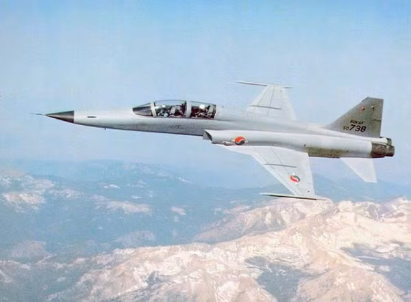 Chi phí hoạt động cao hơn của KF-21, đặc biệt là so với F-5 có thể sẽ đồng nghĩa với việc số lượng máy bay trong một phi đội sẽ bị cắt giảm hoặc các phi đội sẽ phải thu hẹp đáng kể do các máy bay loại Tigers bị loại bỏ dần, để trang bị các máy bay chiến đấu tàng hình mới.