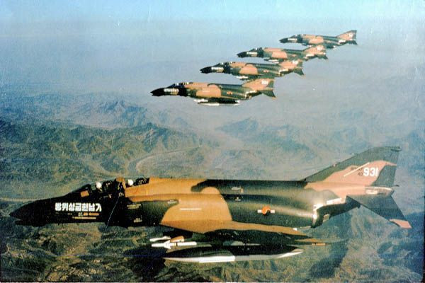 Tiêm kích KF-21 sẽ thay thế những chiếc F-4E Phantom II và F-5E Tiger của Hàn Quốc có từ cách đây nhiều chục năm, hiện tại đây là những chiếc máy bay chiến đấu chủ lực của không quân nước này, với khoảng 175 chiếc trong biên chế.