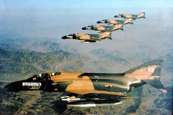 Tiêm kích KF-21 sẽ thay thế những chiếc F-4E Phantom II và F-5E Tiger của Hàn Quốc có từ cách đây nhiều chục năm, hiện tại đây là những chiếc máy bay chiến đấu chủ lực của không quân nước này, với khoảng 175 chiếc trong biên chế.