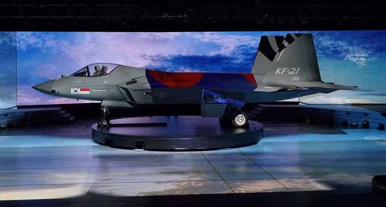 Khoảng 235 máy bay phản lực thế hệ thứ ba này hiện đang phục vụ trong mười phi đội, nếu tất cả được thay thế bằng KF-21 sẽ cho phép quy mô sản xuất của Hàn Quốc vượt quá số lượng sản xuất dự kiến, của tất cả các chương trình máy bay chiến đấu thế hệ thứ năm khác trên thế giới.