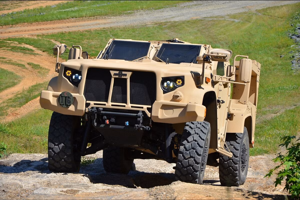 Cùng với đó là 11.000 chiếc Hummer H1 bản dân sự, được chế tạo từ năm 1992 đến 2006. Mỹ dự định sẽ thay thế xe Humvee bằng Xe chiến thuật hạng nhẹ, của nhà sản xuất Oshkosh; mặc dù họ cũng có thể vẫn tiếp tục sử dụng xe Humvee.