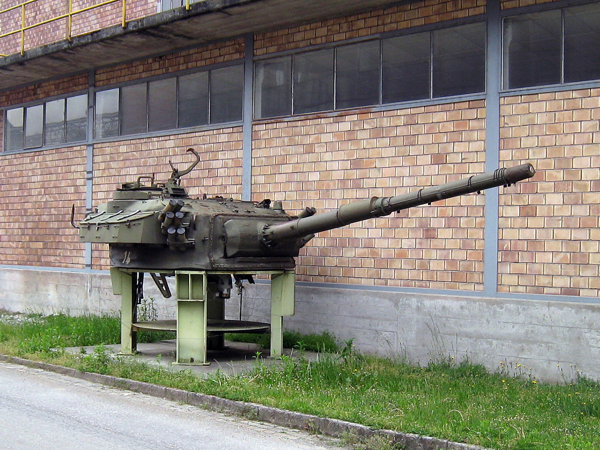 Xe tăng chủ lực M1 Abrams có trọng lượng nặng hơn so với các đối thủ MBT của Liên Xô, nhưng lại bị lép vế về hỏa lực, khi chỉ trang bị pháo chính cỡ 105mm L7 như trên MBT M60 Patton.