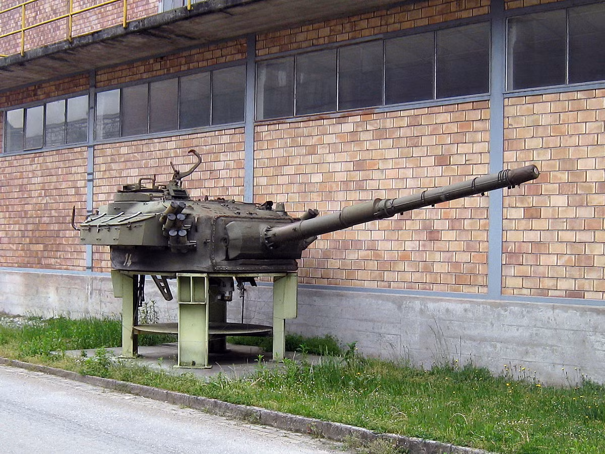 Xe tăng chủ lực M1 Abrams có trọng lượng nặng hơn so với các đối thủ MBT của Liên Xô, nhưng lại bị lép vế về hỏa lực, khi chỉ trang bị pháo chính cỡ 105mm L7 như trên MBT M60 Patton.