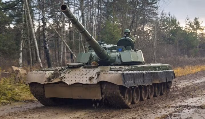 Phiên bản cải tiến của T-80 là trang bị loại pháo có cỡ nòng đến 152mm, có thể xuyên thủng dễ dàng lớp giáp của M1 Abrams; thậm chí còn dễ hơn cả khẩu pháo 125mm của T-72, đã làm với M60.