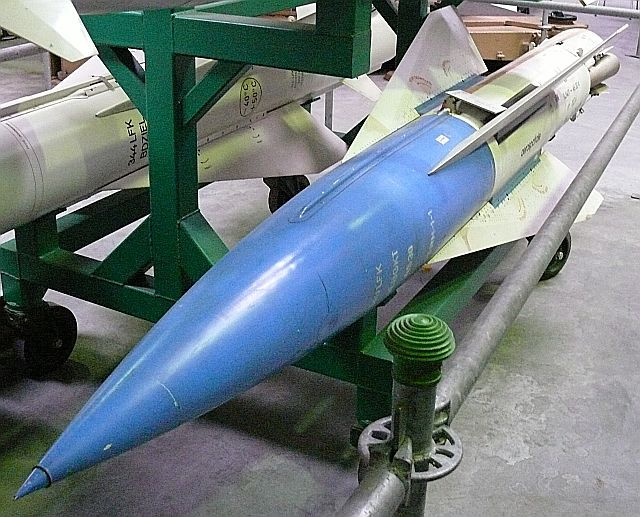 Trên các phiên bản Mirage-2000, thiên về khả năng tấn công đối đất (như Mirage 2000 D), nó có thể mang các tên lửa không đối đất AS-30L và bom dẫn đường laser GBU do Mỹ sản xuất.