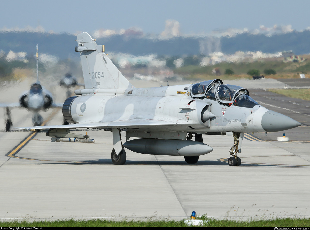 Tiếp đến là phụ tùng thay thế của Mirage 2000 khá hiếm và đắt, vì dây chuyền sản xuất Mirage 2000 đã ngừng từ lâu và số quốc gia sử dụng loại máy bay này cũng rất ít. Các loại vũ khí đi kèm với Mirage 2000 cũng có giá cao và không có tính phổ biến.