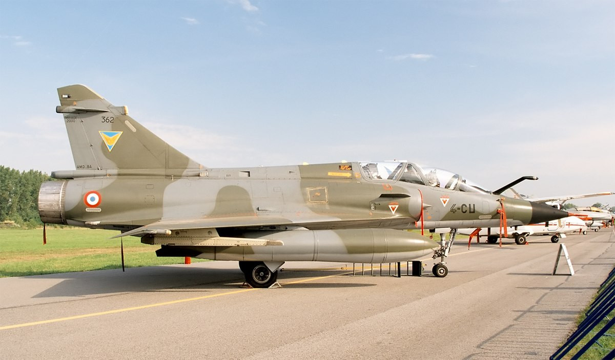 Khả năng mang tải vũ khí của Mirage 2000 rất ấn tượng, đến 6,3 tấn với 9 điểm treo; cho phép mang các tên lửa không đối không MICA và R550 Magic. Trong đó, MICA là loại tên lửa tầm trung hiện đại, có khả năng "bắn và quên", cự ly bắn từ 500m tới 80km, sử dụng dầu tự dẫn radar chủ động hoặc đầu dẫn hồng ngoại.