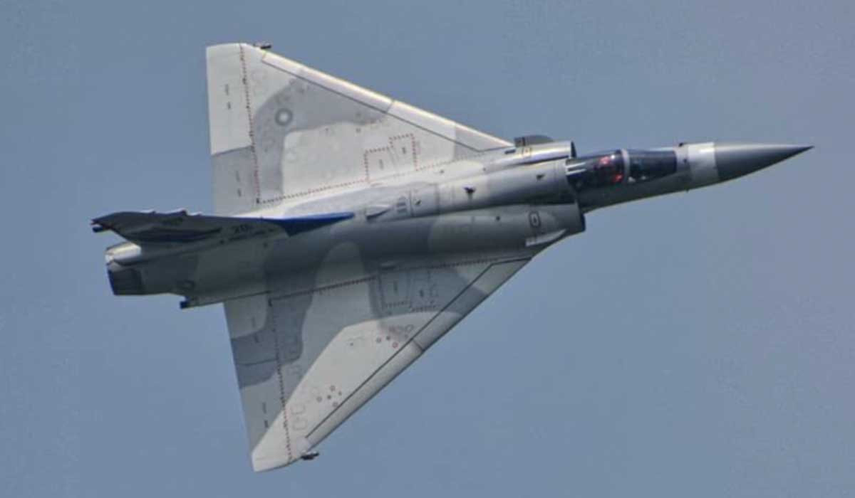 Về mặt tốc độ và cơ động, Mirage 2000 thiết kế kiểu cánh tam giác, tuy không lý tưởng về không chiến ở cao độ thấp, nhưng lại nổi bật ở tốc độ bay lớn; kết hợp với hệ thống lái tự động fly-by-wire, mang lại tính cơ động cao và dễ dàng điều khiển; cho máy bay độ ổn định và điều khiển chính xác trong mọi thời tiết.