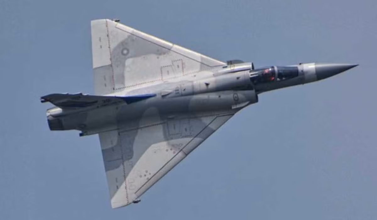 Về mặt tốc độ và cơ động, Mirage 2000 thiết kế kiểu cánh tam giác, tuy không lý tưởng về không chiến ở cao độ thấp, nhưng lại nổi bật ở tốc độ bay lớn; kết hợp với hệ thống lái tự động fly-by-wire, mang lại tính cơ động cao và dễ dàng điều khiển; cho máy bay độ ổn định và điều khiển chính xác trong mọi thời tiết.