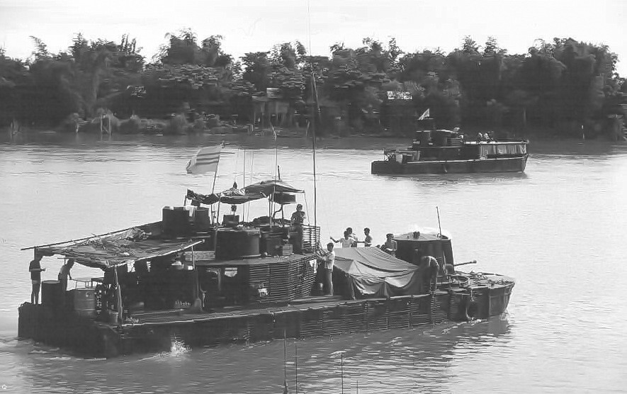 Chưa ra tới giữa sông Sài Gòn, lập tức bị tàu cảnh sát, địa phương quân chặn lại, sau đó còn gặp phải đám lính bảo an ở sát bờ Thủ Thiêm và gặp cảnh sát tuần tra. Cả ba lần nhờ sự nhanh trí, gan dạ của Ba Náo, đã dùng mưu mẹo kể đang đi mua hàng lậu từ tàu Mỹ, lấy hàng xong sẽ “chia phần” và mua chuộc chúng nên thoát được.