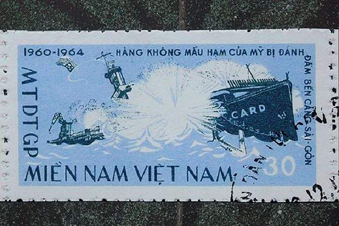 Để kỷ niệm sự kiện đáng ghi nhớ này, bưu điện nhà nước Việt Nam Dân chủ Cộng hòa đã ra một con tem đặc biệt với nội dung: Mặt trận Dân tộc Giải phóng Miền Nam Việt Nam 1960-1964. Hàng không mẫu hạm của Mỹ bị đánh đắm ở bến cảng Sài Gòn. Giữa con tem là hình ảnh con tàu USS Card bị nổ. Nguồn ảnh: TL.
