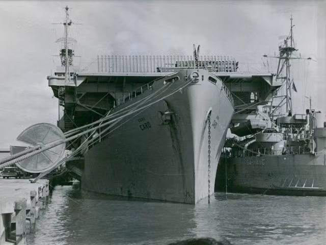 Lâm Sơn Náo cùng Nguyễn Phú Hùng (Hai Hùng) đi theo đường cống ngầm thoát nước, để tiếp cận khu vực tàu Mỹ thường neo đậu. Hai ông giả làm hai tay “thủy tặc” chuyên ăn hàng lậu từ tàu nước ngoài, chèo xuồng băng qua khu vực cảnh giới của tàu chiến Mỹ.