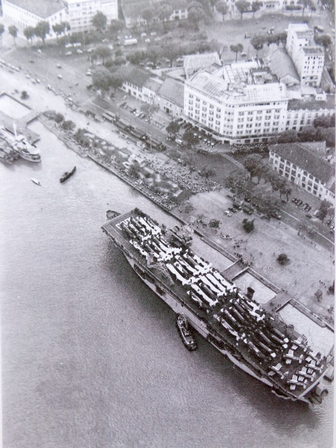 Tháng 4/1964, USNS Card di chuyển tới Cảng Sài Gòn. Trên tàu có 8 hàng máy bay với tổng số 39 chiếc, gồm các phi cơ trực thăng tháo rời UH-1 loại mới và phi cơ khu trục AD6 nguyên chiếc. Đi theo tàu USNS Card có hơn 70 thủy thủ đoàn và hàng trăm lính hải quân, binh lính Mỹ phụ trách việc bảo vệ, bốc dỡ hàng hóa, vũ khí.