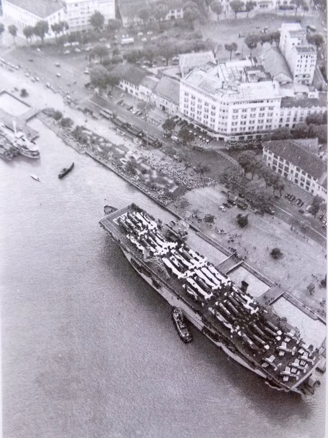 Tháng 4/1964, USNS Card di chuyển tới Cảng Sài Gòn. Trên tàu có 8 hàng máy bay với tổng số 39 chiếc, gồm các phi cơ trực thăng tháo rời UH-1 loại mới và phi cơ khu trục AD6 nguyên chiếc. Đi theo tàu USNS Card có hơn 70 thủy thủ đoàn và hàng trăm lính hải quân, binh lính Mỹ phụ trách việc bảo vệ, bốc dỡ hàng hóa, vũ khí.