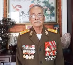 Sau chiến công, Hồ Chủ tịch và Bộ Chỉ huy Miền đã gửi điện biểu dương các chiến sĩ Quân khu Sài Gòn - Gia Định. Ba Náo được tặng thưởng Huân chương Quân công giải phóng hạng ba. Để giữ bí mật, tránh địch truy bắt nên mãi đến năm 1974, tại “Đại hội mừng công, chiến sĩ thi đua”, đồng đội mới biết ông Ba Náo chính là người đánh chìm tàu USNS Card.