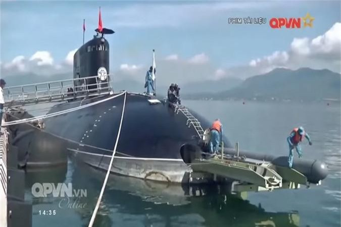 Tàu Kilo có có thể hoạt động ngoài biển liên tục 45 ngày đêm, có thể chạy xa 12.000 km ở độ sâu kính tiềm vọng (sử dụng ống thông hơi để lấy không khí) với tốc độ 12 km/h. Sự kết hợp giữa đặc tính chạy êm và các tên lửa hành trình, làm cho tàu ngầm Kilo trở nên rất nguy hiểm đối với các tàu của đối phương.