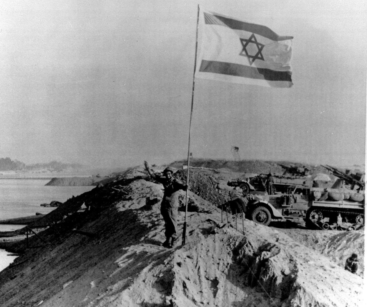 Israel đã khai thác thành công trong việc tận dụng điểm yếu trong phòng ngực do sự can thiệp của Tổng thống Ai Cập. Đồng thời Quân đội Israel hết sức tận dụng lợi thế trên không của họ, cho phép họ nhanh chóng loại bỏ lực lượng mặt đất của Ai Cập một cách hiệu quả, khi lực lượng đó không còn "cái ô" phòng không che đầu.
