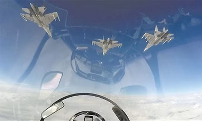 Bên cạnh đó, Trung Quốc đang nhanh chóng cải tiến công nghệ composite cacbon giúp máy bay giảm trọng lượng và mang được nhiều vũ khí và cảm biến hơn. Ngoài ra, buồng lái bằng kính mới trên J-16, thay thế các mặt số được tìm thấy trên các phi cơ tiêm kích đời cũ của Nga.