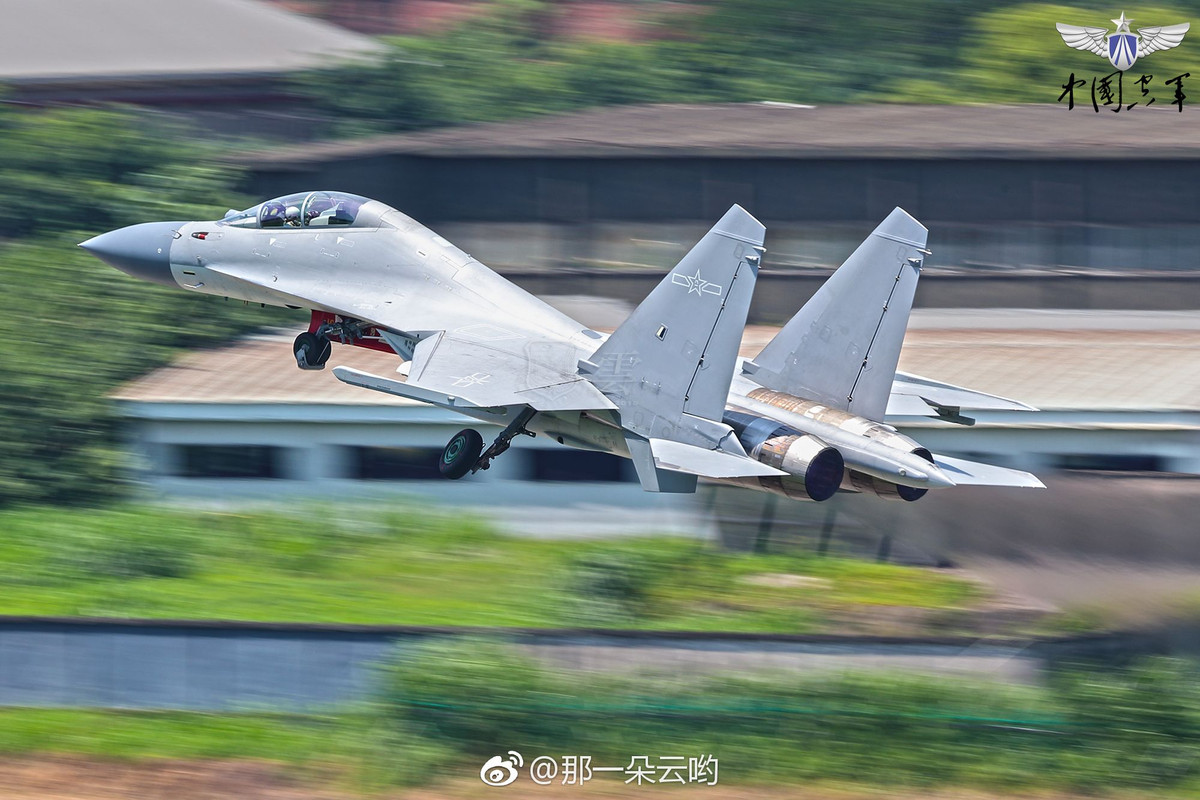 Tuy nhiên Trung Quốc cũng đã có những bước phát triển nhất định, J-16 được trang bị radar AESA đa chế độ hiện đại, máy bay được chế tạo cho cả nhiệm vụ không đối không và không đối đất, giống như J-11 hay thậm chí là Su-27.