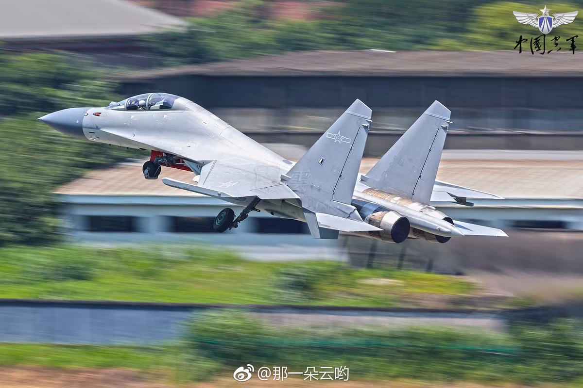 Tuy nhiên Trung Quốc cũng đã có những bước phát triển nhất định, J-16 được trang bị radar AESA đa chế độ hiện đại, máy bay được chế tạo cho cả nhiệm vụ không đối không và không đối đất, giống như J-11 hay thậm chí là Su-27.