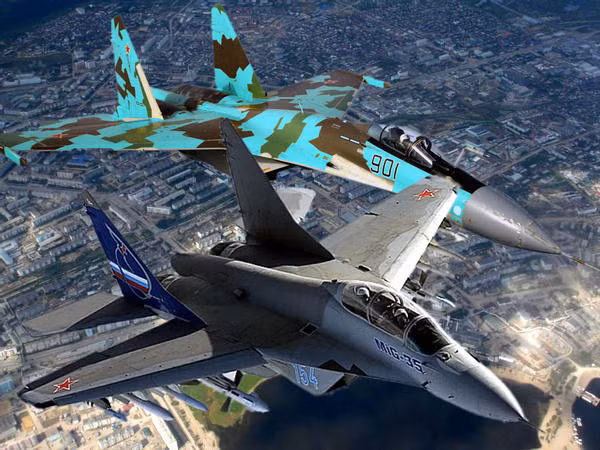 Cả MiG-35 và Su-35 đều có khả năng đạt tốc độ tối đa khoảng Mach 2,25; Su-35 có trần bay cao hơn và tầm bay xa hơn, cho phép nó xâm nhập sâu vào phía sau phòng tuyến của đối phương và tuần tra các khu vực lớn hơn ngay cả khi mang đầy đủ vũ khí.