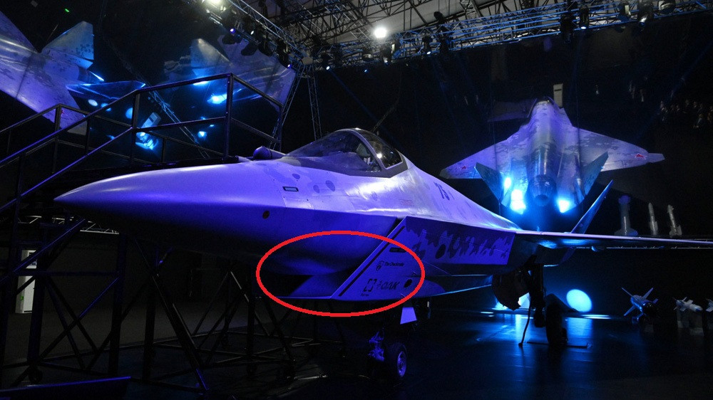 Nếu bố trí cửa hút gió ở bụng, tương đối bất tiện khi sắp xếp hình chữ S của cửa gió vào. Tuy nhiên với một động cơ, giới phân tích hàng không cho rằng, Nga sẽ khắc phục được nhược điểm của cửa hút khí thẳng như của Su-57; tạo thành một chiếc máy bay tàng hình thực sự.