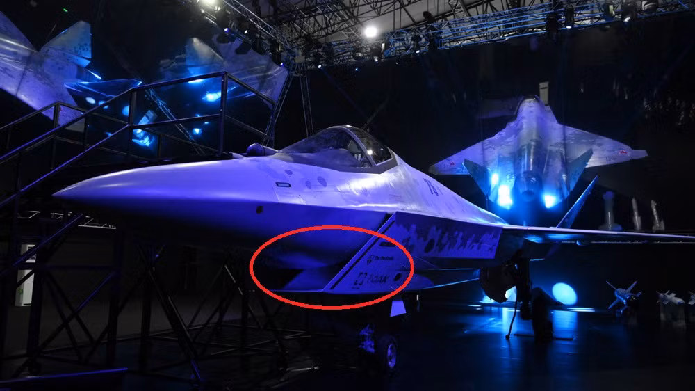 Nếu bố trí cửa hút gió ở bụng, tương đối bất tiện khi sắp xếp hình chữ S của cửa gió vào. Tuy nhiên với một động cơ, giới phân tích hàng không cho rằng, Nga sẽ khắc phục được nhược điểm của cửa hút khí thẳng như của Su-57; tạo thành một chiếc máy bay tàng hình thực sự.