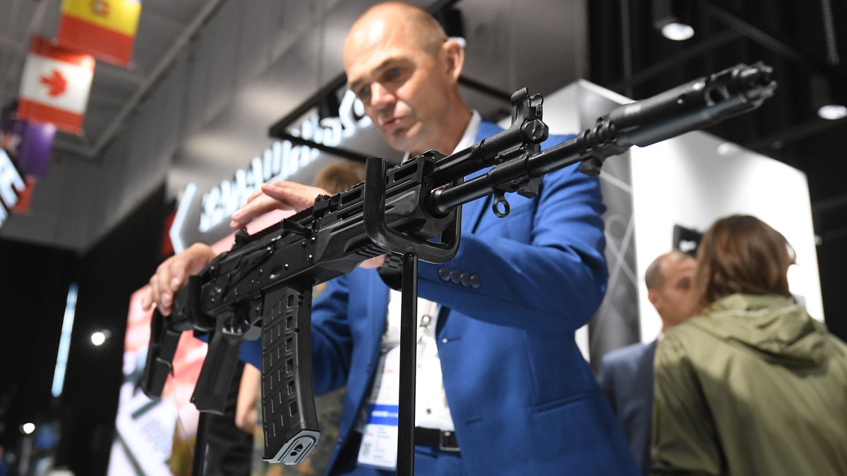 Với báng súng mới này, người sử dụng AK-12SP sẽ dễ dàng hơn khi sử dụng kính ngắm quang học quá khổ. Ngoài ra báng súng không chỉ điều chỉnh dài, ngắn như của AK-12 và còn gấp gọn được vào súng.