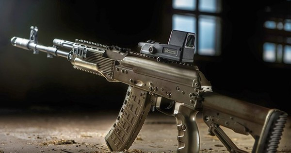 AK-12SP được phát triển từ súng trường tiến công AK-12, đã được đưa vào sử dụng trong Quân đội vào năm 2018. Cho đến ngày nay, đã có hơn 100.000 khẩu súng trường tấn công AK-12 trong quân đội Nga. 