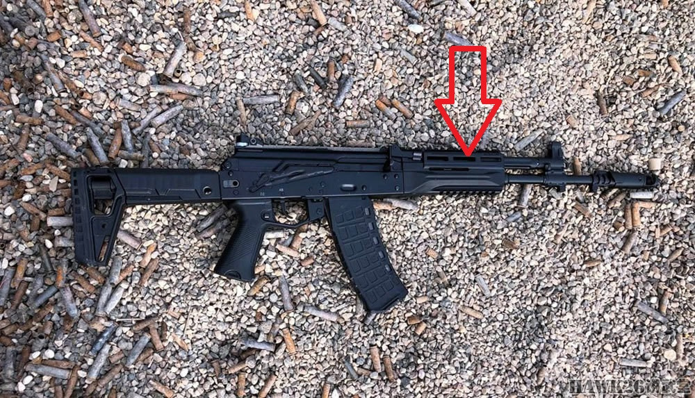 Một điểm khác biệt lớn giữa hai phiên bản nữa là phần ốp lót tay. AK-12SP sử dụng ốp lót tay dưới kiểu AK-12, nhưng ốp lót tay trên bằng nhôm, có các khe tản nhiệt M-LOK ở hai bên. Còn ở phiên bản AK-12SPK, ốp lót tay bằng nhôm M-LOK, còn kéo dài đến hết ống trích khí.