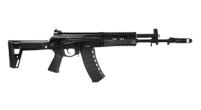 Nhưng giữa hai khẩu AK-12SP và AK-12 vẫn có nhiều điểm chung, khi hai loại đều sử dụng kiểu tay cầm của súng ngắn đời mới; cho cảm giác cầm "thật tay" và chắc chắn hơn. Bên trong tay cầm là hộp phụ tùng, dùng để bảo quản súng.