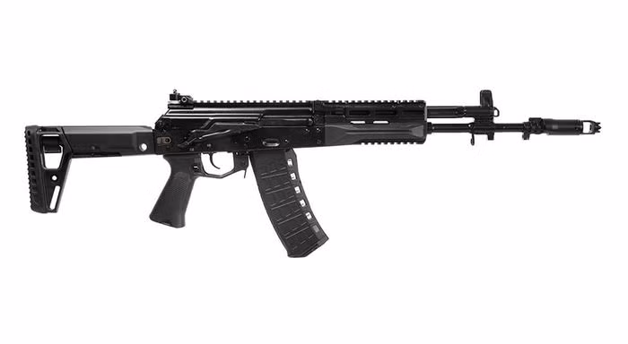 Nhưng giữa hai khẩu AK-12SP và AK-12 vẫn có nhiều điểm chung, khi hai loại đều sử dụng kiểu tay cầm của súng ngắn đời mới; cho cảm giác cầm "thật tay" và chắc chắn hơn. Bên trong tay cầm là hộp phụ tùng, dùng để bảo quản súng.