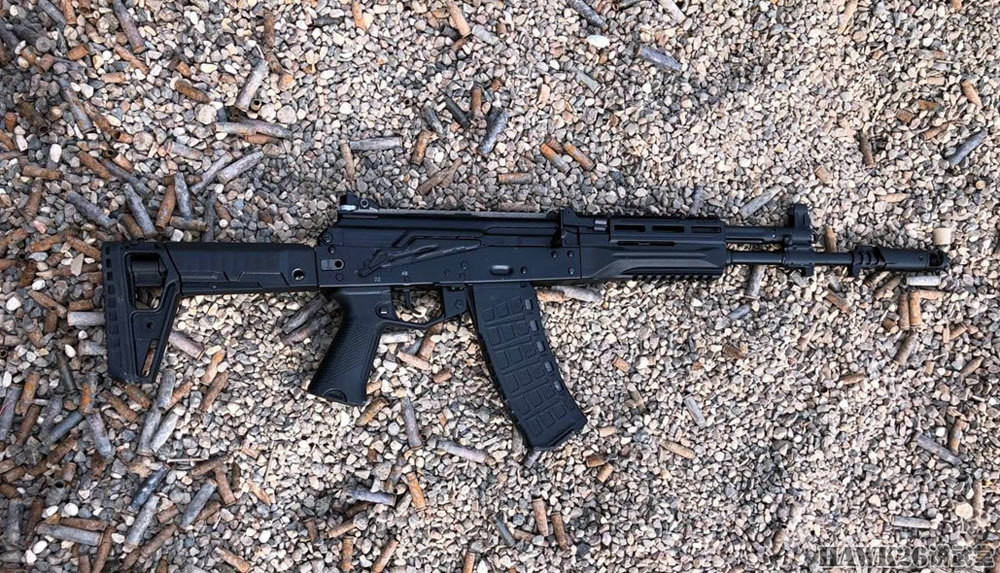 Chiều dài của khẩu AK-12SP (khi không gấp báng) là 0,98 mét; trọng lượng toàn bộ súng khi không có đạn nặng 3,5 kg. AK-12SP sẽ được sản xuất với hai cỡ nòng là 5,45x39 mm và 7,62x39 mm. Súng vẫn sử dụng trích khí hành trình dài, khóa nòng xoay của dòng AK truyền thống. 