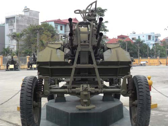 Trong tác chiến phòng không thời Chiến tranh Chống Mỹ cứu nước, nhiều đơn vị hỏa lực cấp đại đội đến tiểu đoàn phòng không sử dụng súng máy DShK 12,7 mm kết hợp với các loại súng máy cỡ lớn như ZPU-1, ZPU-2, ZPU-4; tạo nên lưới lửa dày đặc, tiêu diệt máy bay đối phương rất hiệu quả. 