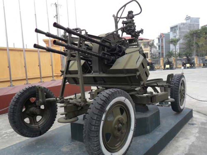 Điển hình là cụm điểm cao 175, Trung đoàn cao xạ 252, thuộc Sư đoàn phòng không 363, Hải Phòng chốt giữ. Trong biên chế của một tiểu đoàn gồm có ba đại đội phòng không; trong đó, một đại đội được trang bị 12 khẩu DShK 12,7 mm và 2 đại đội được biên chế 18 khẩu ZPU-2 và ZPU-4.