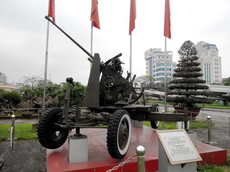 DShK cùng với những khẩu pháo phòng không tự động 61-K 37 mm, giúp cho những người lính Việt Minh khống chế gần như toàn bộ bầu trời Điện Biên Phủ, gây ra rất nhiều khó khăn và thiệt hại cho các hoạt động tiếp viện, trinh thám, hay đánh phá bằng máy bay của không quân Pháp.