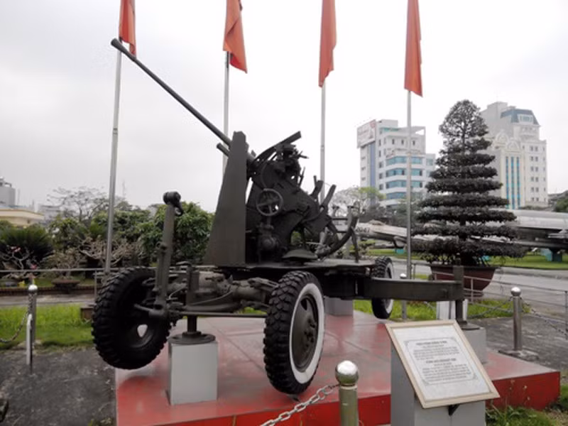 DShK cùng với những khẩu pháo phòng không tự động 61-K 37 mm, giúp cho những người lính Việt Minh khống chế gần như toàn bộ bầu trời Điện Biên Phủ, gây ra rất nhiều khó khăn và thiệt hại cho các hoạt động tiếp viện, trinh thám, hay đánh phá bằng máy bay của không quân Pháp.