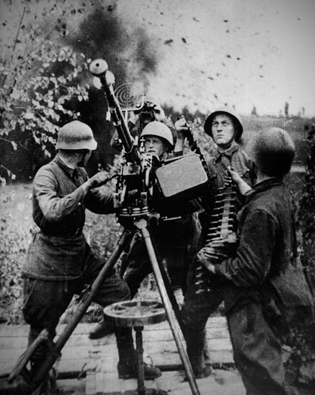 DShK là một súng đại liên, hoạt động bằng cơ chế trích khí. Bên ngoài nòng súng được xẻ rãnh để tăng khả năng làm mát cho nòng súng, đầu nòng súng được gắn vòng giảm giật cỡ lớn. Súng sử dụng dây đạn có 50 viên, cứ 3 hoặc 5 viên đạn xuyên sẽ có 1 viên đạn lửa có tác dụng dẫn đường trong xạ kích ban đêm hoặc trong môi trường ánh sáng yếu. 