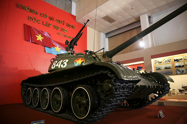 Súng đại liên DShK còn được gắn trên xe bọc thép BTR-40, BTR-50, trên tháp pháo xe tăng T-54/55 do pháo thủ thứ hai hoặc chỉ huy xe trực tiếp điều khiển. Vừa dùng làm hỏa lực yểm trợ tầm gần cho bộ binh, vừa dùng làm hỏa lực phòng không tầm thấp. Ngoài ra DShK còn được trang bị trên các tàu tuần tiễu cỡ nhỏ hoặc xuồng phóng lôi. 