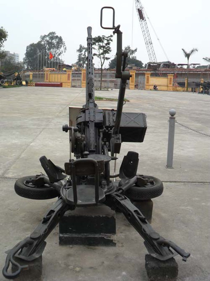 DShK trang bị cho cấp trung đoàn từ 5 đến 7 khẩu hoặc được tổ chức thành các đại đội hỏa lực phòng không riêng biệt, sử dụng hỗn hợp hai loại súng máy là DShK 12,7 mm và súng máy hạng nặng KPV-5 14,5 mm. Hiện nay, DShK được biên chế thành các trung đội hỏa lực trực thuộc các Tiểu đoàn bộ binh chính quy của QĐND Việt Nam. 