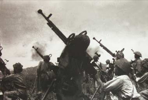 Trong kháng chiến chống Pháp, DShK được sử dụng làm hỏa lực cấp trung đoàn và tiểu đoàn bộ binh của QĐND Việt Nam. Trước năm 1954, số lượng súng máy DShK phục vụ trong biên chế của quân đội ta vẫn còn hạn chế vì nó còn phụ thuộc vào nguồn vũ khí, đạn dược được viện trợ từ Trung Quốc. 