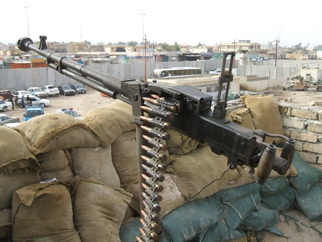 Về lý thuyết, đạn 12.7 mm có thể xuyên thép dày 15mm ở cự ly 500m. Một khẩu đại liên DShK hoàn chỉnh bao gồm một giá 3 chân và giá bánh xe, một hệ thống ngắm phòng không, một giảm giật của thiết bị ngắm có thể tháo rời, thân súng và bệ đỡ thân súng; tổng trọng lượng súng nặng khoảng 137kg. 