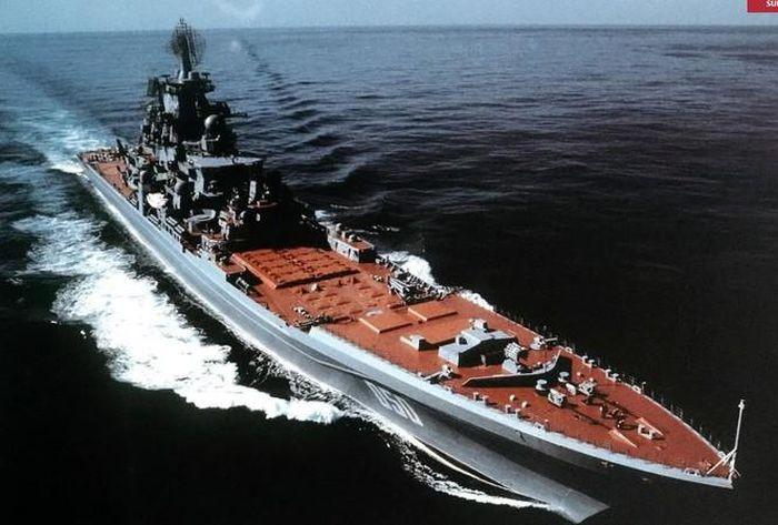 Tàu chiến Đô đốc Nakhimov được Hải quân Liên Xô đưa vào hoạt động năm 1988 và ban đầu được thiết kế để vận hành một biến thể hải quân của hệ thống tên lửa đất đối không S-300P.