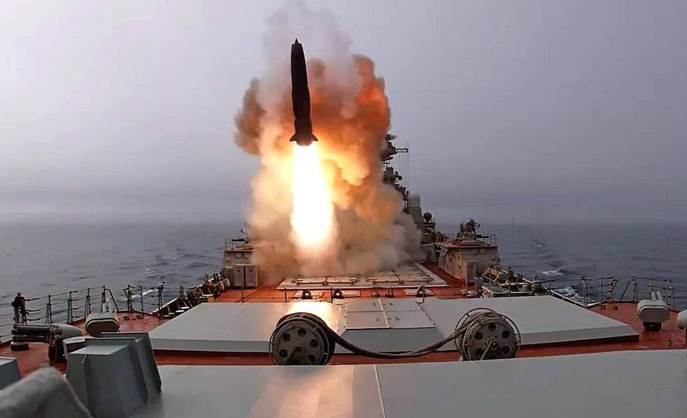 Hệ thống S-400 trang bị trên tàu Đô đốc Nakhimov dự kiến sẽ có 96 hầm phóng, được đánh giá là tàu chiến có kho chứa vũ khí tên lửa nhất thế giới. Các hệ thống phòng không tầm ngắn bổ sung bao gồm Pantsir-ME và một biến thể hải quân của tên lửa S-350 Vityaz.