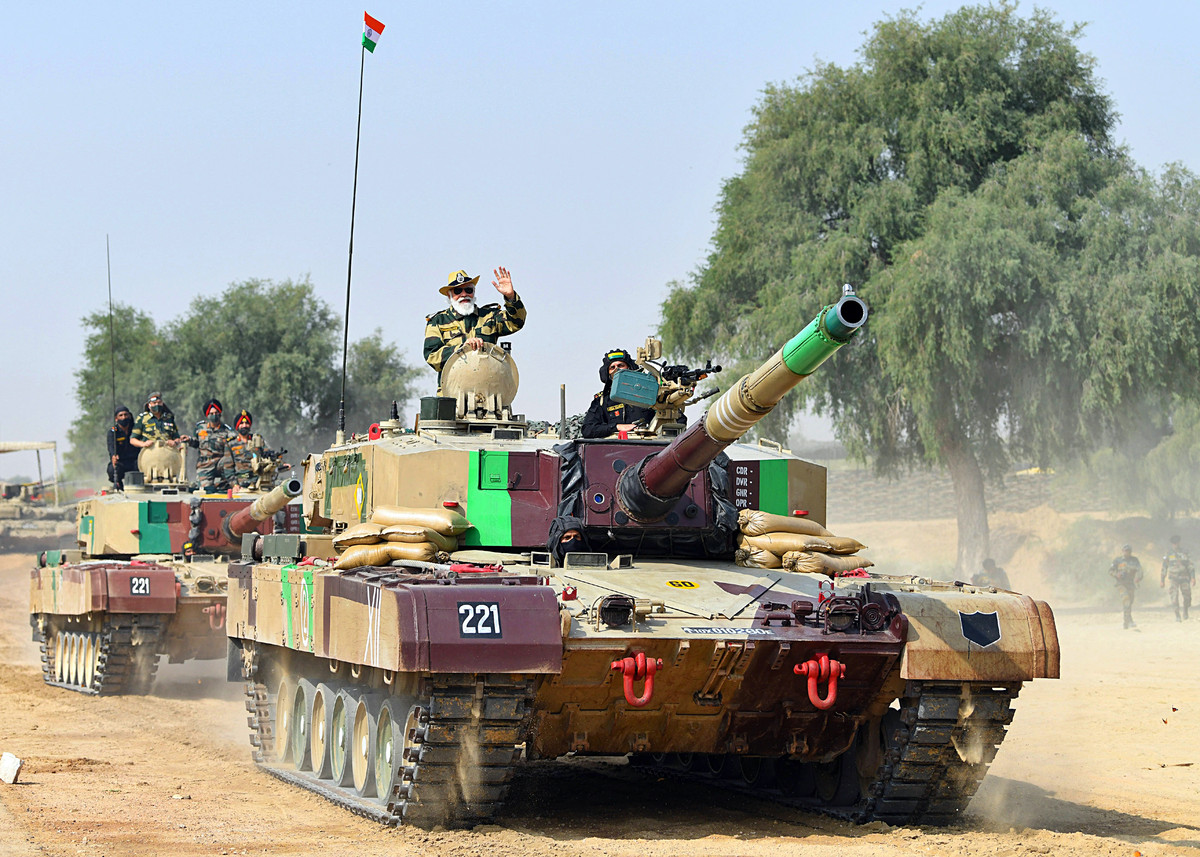 Về hỏa lực của Arjun Mk-1A cũng không có gì thay đổi, xe sử dụng pháo 120 mm do Ấn Độ tự sản xuất, một súng máy 7,62 mm lắp đồng trục với pháo chính và khẩu 12,7 mm nắp trên nóc xe, vừa làm nhiệm vụ phòng không tầm thấp và tiêu diệt sinh lực lộ.