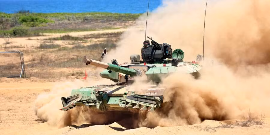 Xe tăng chủ lực Arjun Mk-1A được thiết kế và sản xuất bởi Nhà máy Xe hạng nặng (CVRDE) của chính phủ Ấn Độ, Mk-1A áp dụng khoảng 71 cải tiến, nâng nó lên thành một con “quái vật”; hoàn toàn khác với phiên bản Arjun Mk-1.