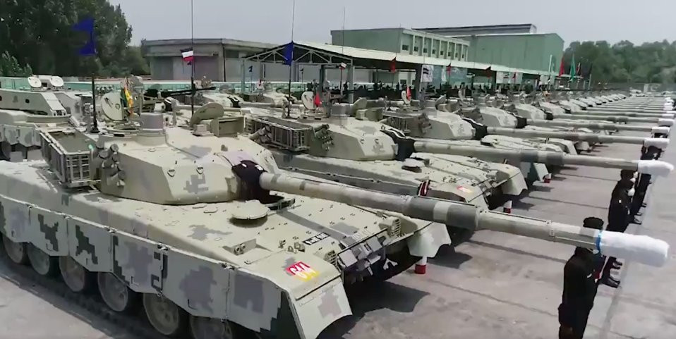 MBT Al Khalid-1 và được trang bị khả năng bảo vệ nâng cao trước các loại đạn thông minh và các hình thức tấn công hàng đầu khác; ngoài ra Al Khalid-1 được nâng cấp bộ nạp tự động, hệ thống điều khiển và chỉ huy độc lập.