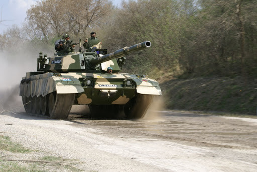 Al-Zarrar có thể sử dụng đạn xuyên giáp thoát vỏ ổn định bằng cánh đuôi (APFSDS), đạn chống tăng (HEAT-FS), HE-FS và có thể phóng tên lửa chống tăng dẫn đường qua nòng.